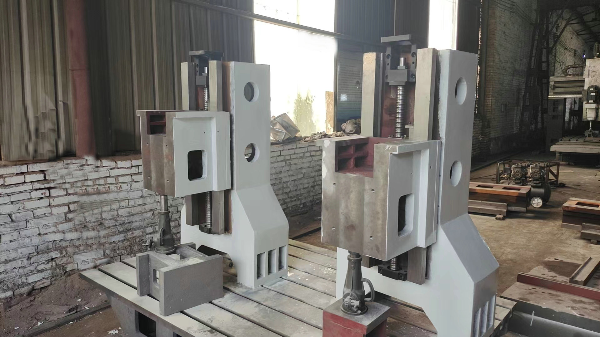 立柱硬軌滑（huá）台（tái）